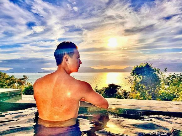 Sao Việt hôm nay 23/1: Ngô Kiến Huy nghỉ dưỡng ở Nha Trang. Đây là quãng thời gian nam ca sĩ nghỉ ngơi sau một năm chạy show vất vả.