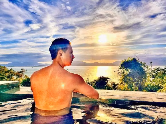 Sao Việt hôm nay 23/1: Ngô Kiến Huy nghỉ dưỡng ở Nha Trang. Đây là quãng thời gian nam ca sĩ nghỉ ngơi sau một năm chạy show vất vả.