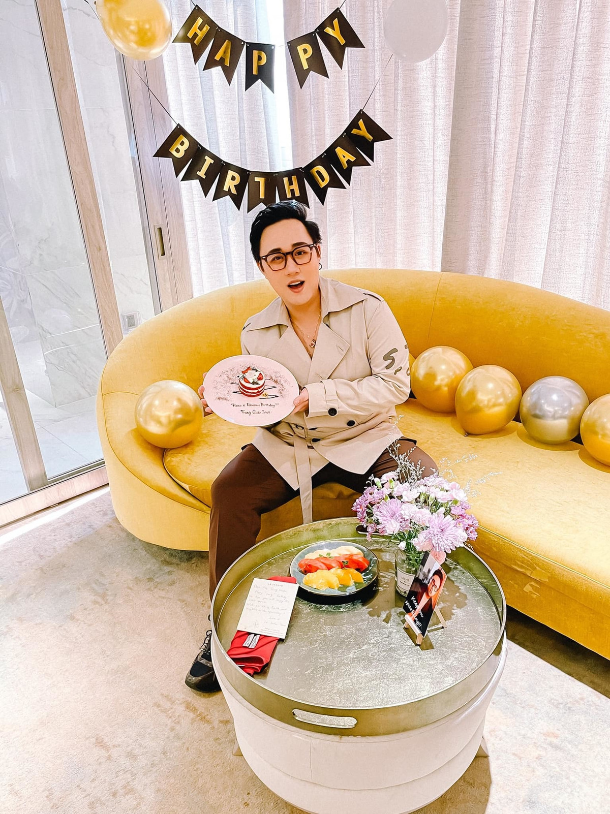 Trung Quân idol hạnh phúc khi được tổ chức sinh nhật bất ngờ khi đi diễn.