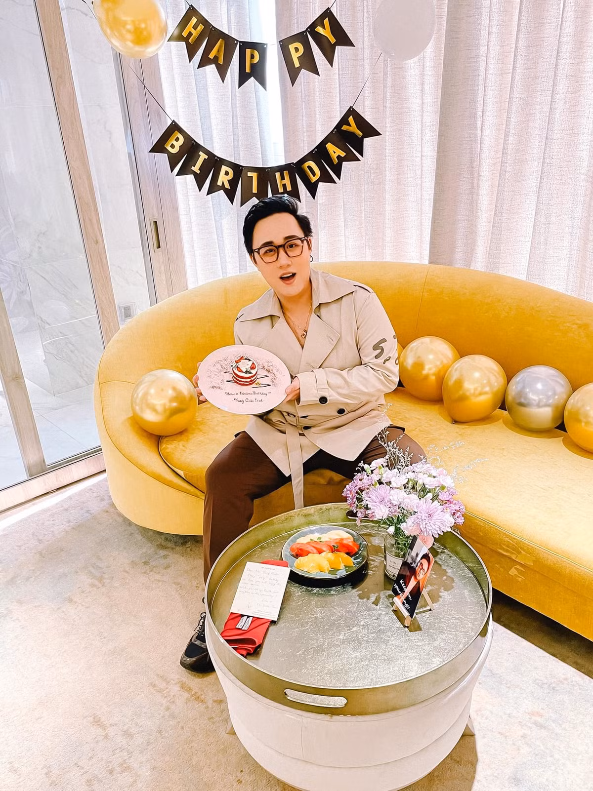 Trung Quân idol hạnh phúc khi được tổ chức sinh nhật bất ngờ khi đi diễn.