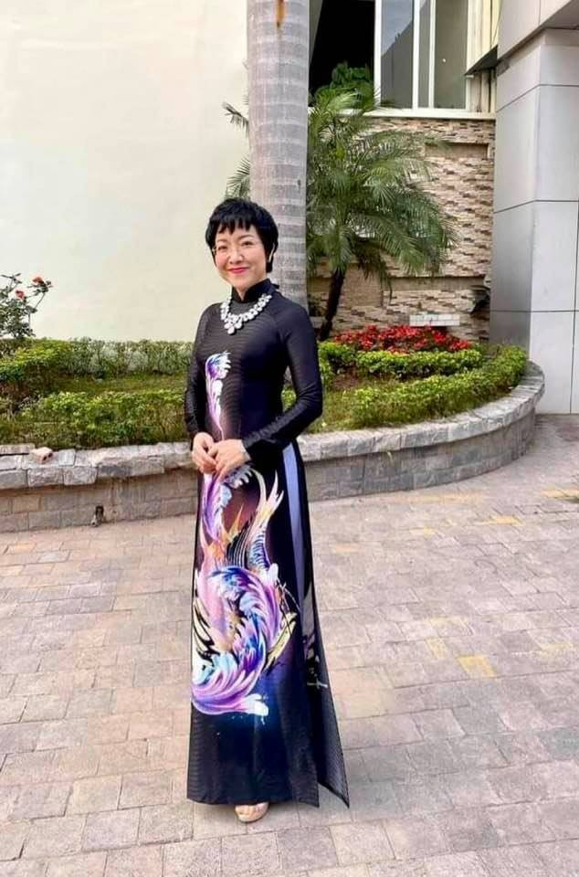 "Chiều hửng nắng", MC Thảo Vân dịu dàng trong tà áo dài.