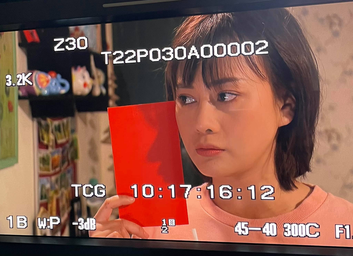 Phương Oanh chia sẻ hình ảnh hậu trường trong phim mới đang bấm máy.