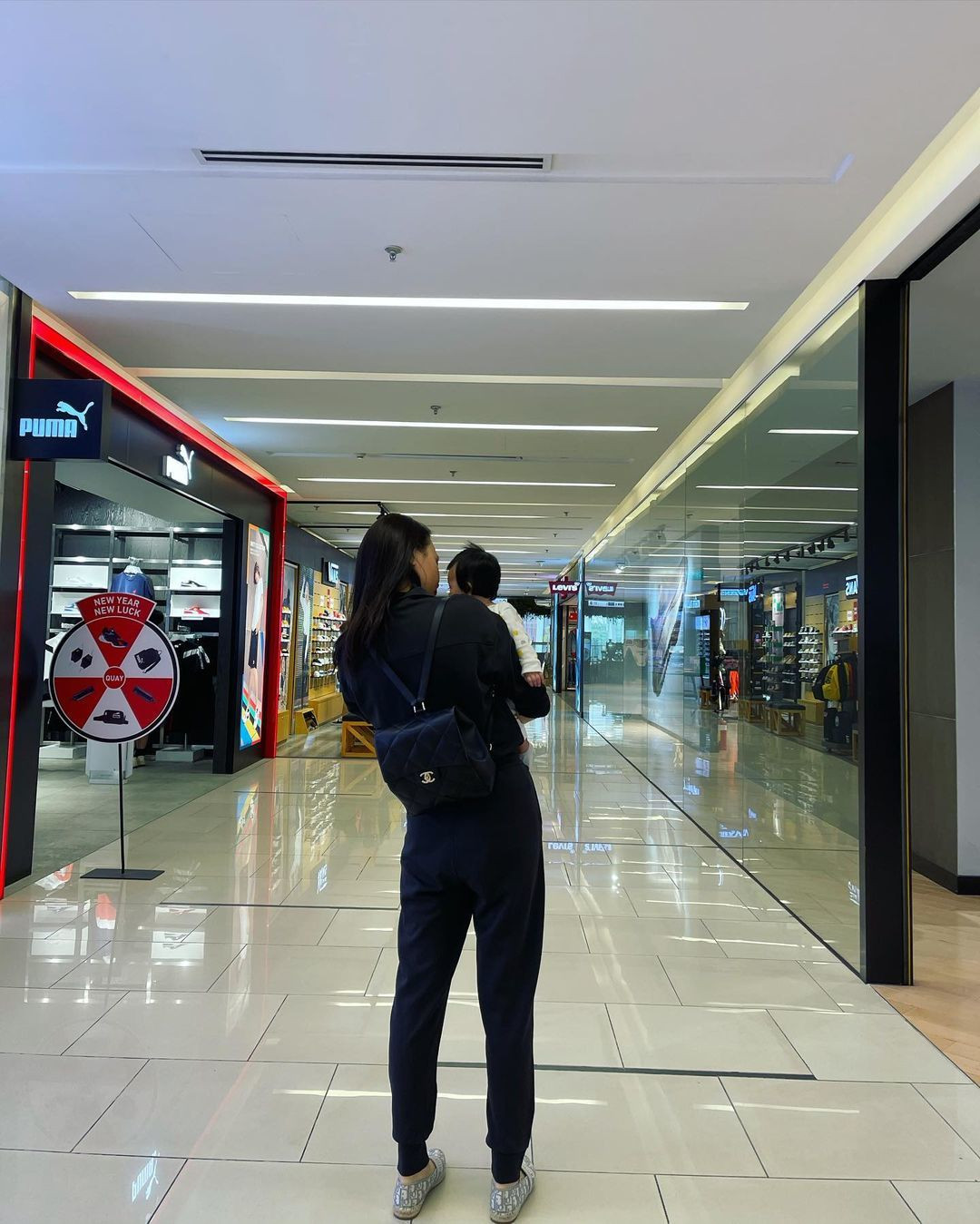 Đàm Thu Trang ôm con gái đáng yêu đi sắm đồ Tết.