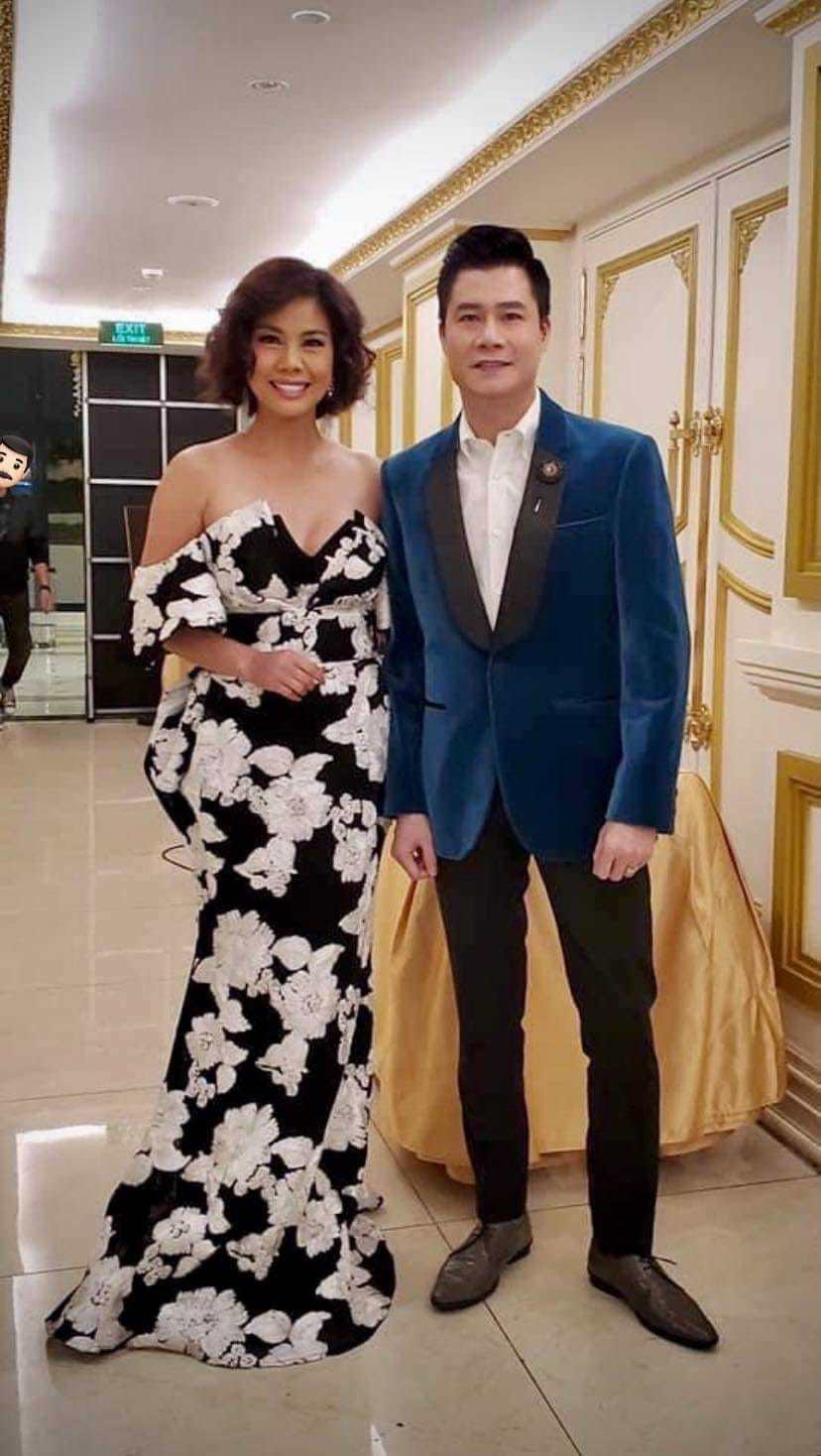 Hồ Lệ Thu chia sẻ lại bức ảnh bên Quang Dũng kèm lời than thở: "Năm ngoái chạy show cuối năm khắp nơi, năm nay cuối năm lai rai ngồi chờ thời. COVID dã man quá".