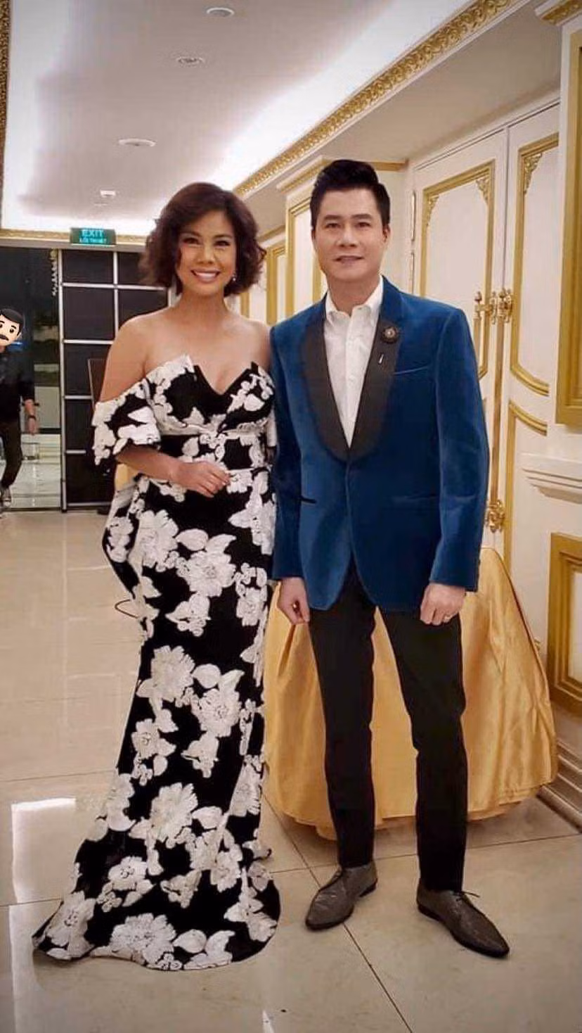 Hồ Lệ Thu chia sẻ lại bức ảnh bên Quang Dũng kèm lời than thở: "Năm ngoái chạy show cuối năm khắp nơi, năm nay cuối năm lai rai ngồi chờ thời. COVID dã man quá".