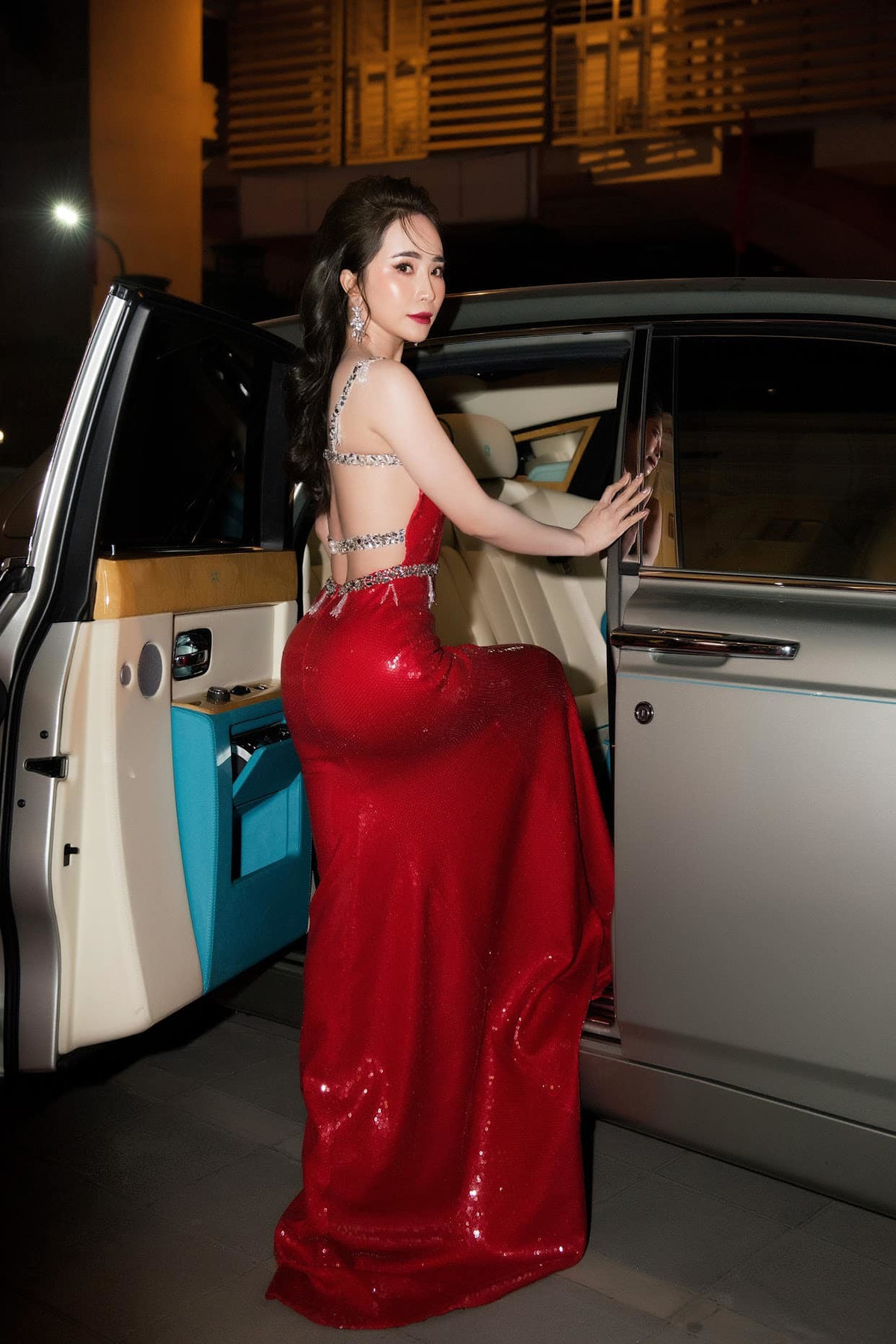 Bên dưới, Việt Anh nhanh chóng để lại loạt bình luận: "Chết dở, làm anh hơi căng thẳng, cần bình oxy". Gần đây Quỳnh Nga và Việt Anh vướng tin đồn tình cảm nhưng cả hai liên tục phủ nhận.