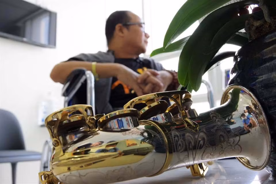 "Dù tình hình tiến triển khá tốt nhưng hiện tại nghệ sĩ Trần Mạnh Tuấn tiếp tục quá trình điều trị tại bệnh viện. Với chủ trương không để ai bị bỏ lại phía sau, dù bệnh viện đang cố gắng chữa trị cho nhiều bệnh nhân COVID-19 nhưng những bệnh nhân bị bệnh nặng khác chúng tôi đều cố gắng cứu chữa hết mình. Trần Mạnh Tuấn chỉ là một trong số những bệnh nhân như thế", Giám đốc Bệnh viện Quân y 175 cho biết.