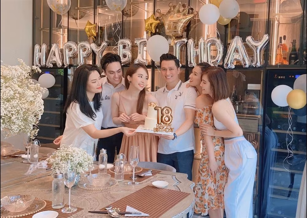 Dù đã qua sinh nhật hơn nửa tháng nhưng phải đến tối 27/9, khi Hà Nội nới lỏng giãn cách, nhóm bạn thân gồm Huyền Lizzie, Lã Thanh Huyền, MC Thái Dũng mới tổ chức được sinh nhật chung cho Quỳnh Nga (7/9) và Việt Anh (8/9).