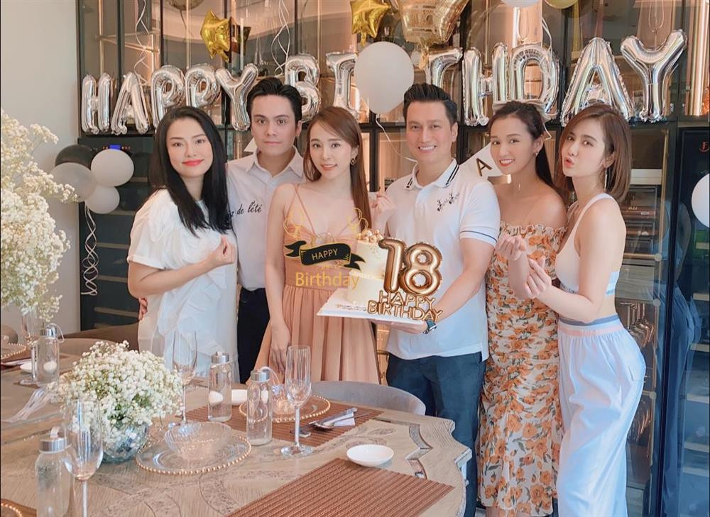 Nếu không để ý kỹ, chẳng ai nhận ra phần ngực của Quỳnh Nga đã được che chắn bằng "tiểu xảo".