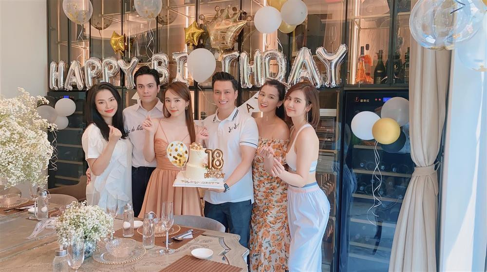 Thậm chí cô còn cẩn thận dùng các loại sticker cùng tông với dresscode bữa tiệc để che bớt ngực một cách tài tình.