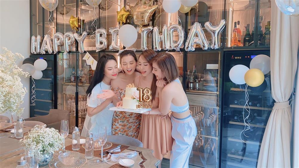 Trong tất cả các bức ảnh Quỳnh Nga đăng tải, nếu nữ diễn viên không khéo léo tạo dáng dùng tay che bớt phần khe ngực "lộ thiên"...