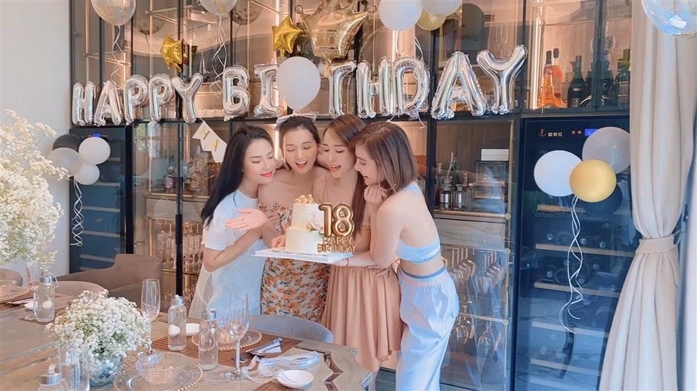 Trong tất cả các bức ảnh Quỳnh Nga đăng tải, nếu nữ diễn viên không khéo léo tạo dáng dùng tay che bớt phần khe ngực "lộ thiên"...