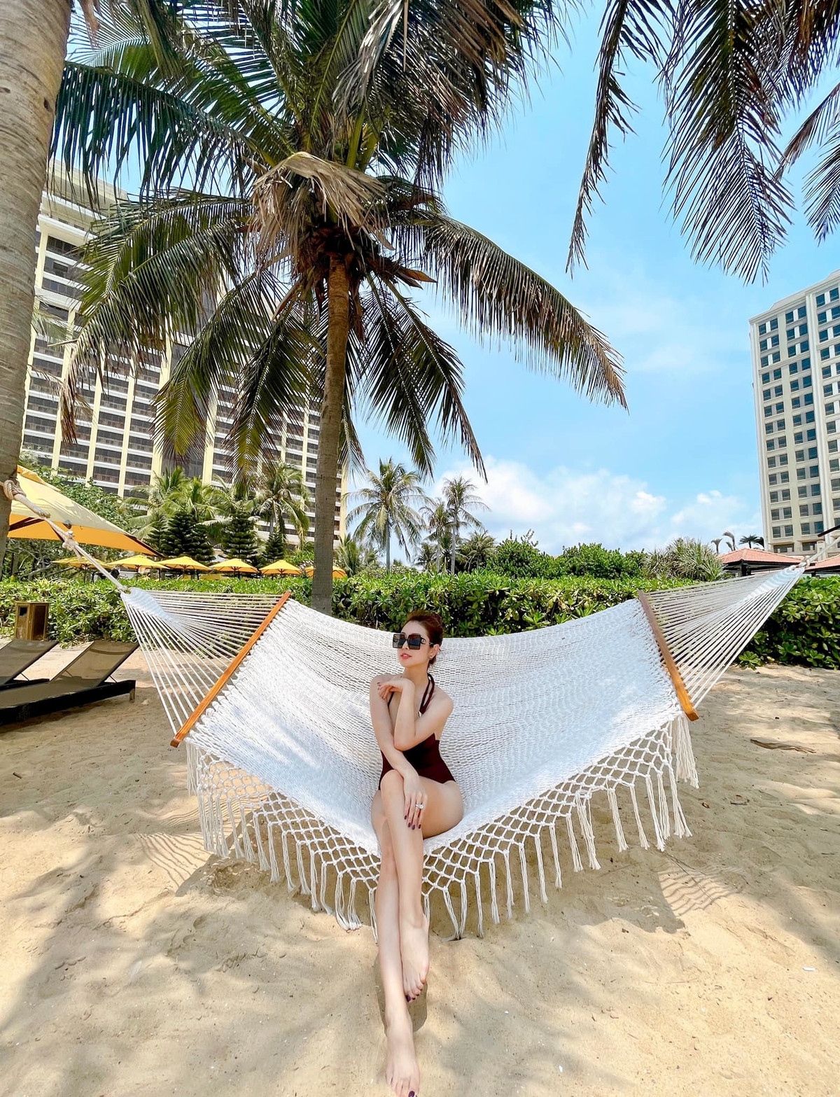 Bởi nhờ chế độ tập luyện và ăn uống điều độ nên sau sinh vóc dáng của cô vẫn săn chắc và gần như trở lại với vóc dáng trước kia. Sau khi sinh con thứ 4 là bé Nấm, mới đây Jennifer Phạm đã tiết lộ cô đã giảm được 15 kg khiến nhiều người bất ngờ.