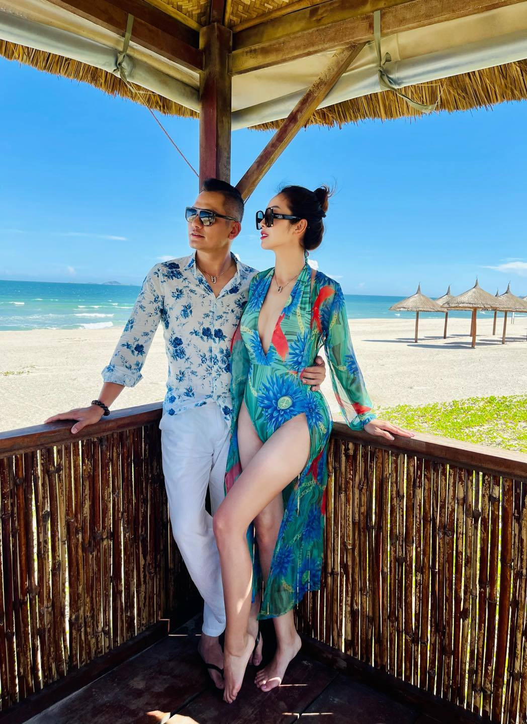 br/> Người đẹp thường xuyên chia sẻ loạt ảnh rạng rỡ của cô cùng gia đình tận hưởng các chuyến du lịch và khoe thân hình gợi cảm trước ống kính cùng ông xã. 