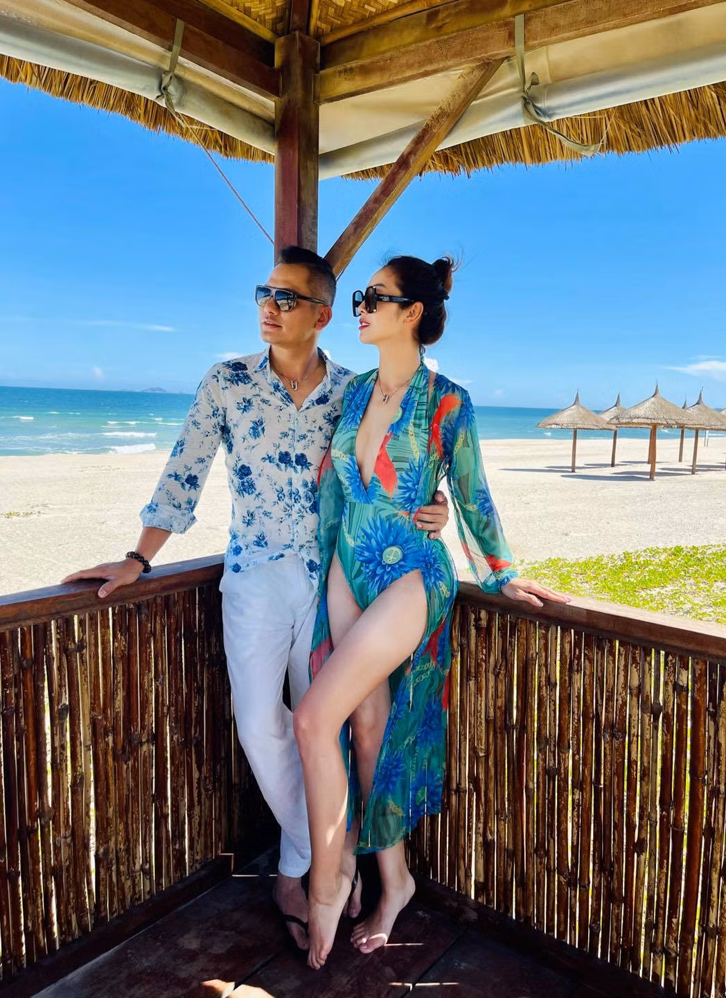 br/> Người đẹp thường xuyên chia sẻ loạt ảnh rạng rỡ của cô cùng gia đình tận hưởng các chuyến du lịch và khoe thân hình gợi cảm trước ống kính cùng ông xã. 