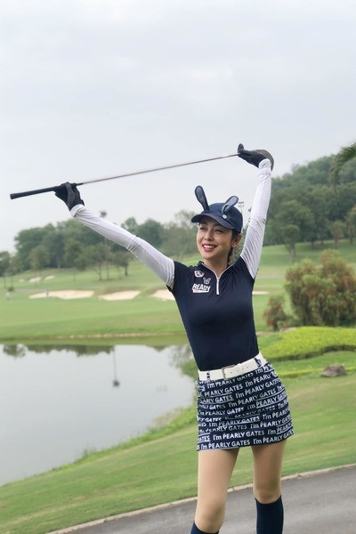 Tham dự các sự kiện, dù ở phong cách nào cô cũng thần thái và nổi bật. Hoa hậu khéo léo lựa chọn trang phục và phối kèm phụ kiện sang chảnh bắt mắt.