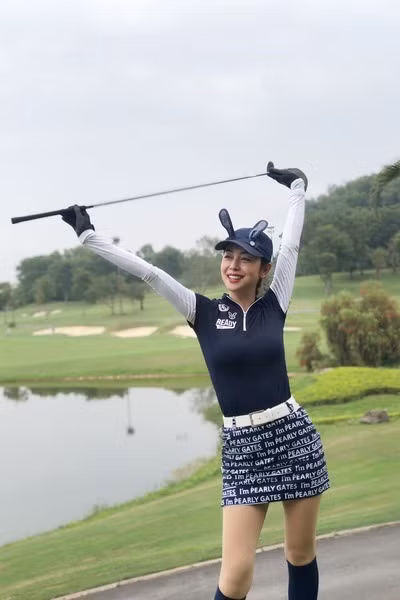 Tham dự các sự kiện, dù ở phong cách nào cô cũng thần thái và nổi bật. Hoa hậu khéo léo lựa chọn trang phục và phối kèm phụ kiện sang chảnh bắt mắt.