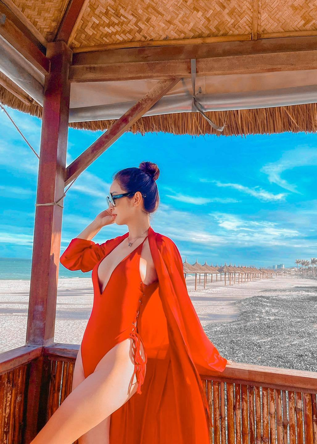 Hoa hậu từng chia sẻ không áp dụng bất kỳ chế độ ăn uống khắc nghiệt nào để giảm cân và đặc biệt cô cho con dùng sữa mẹ hoàn toàn, giúp cơ thể có thể tự đốt cháy lượng calo dư thừa.