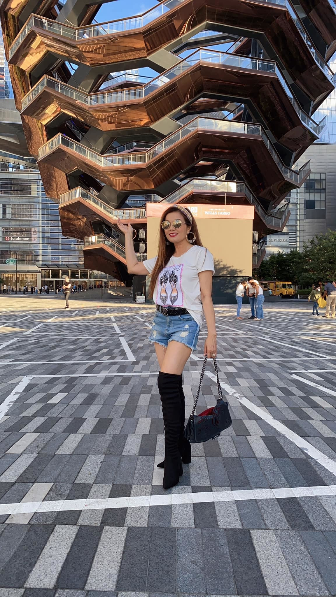 Hạ Vy dạo chơi New York.