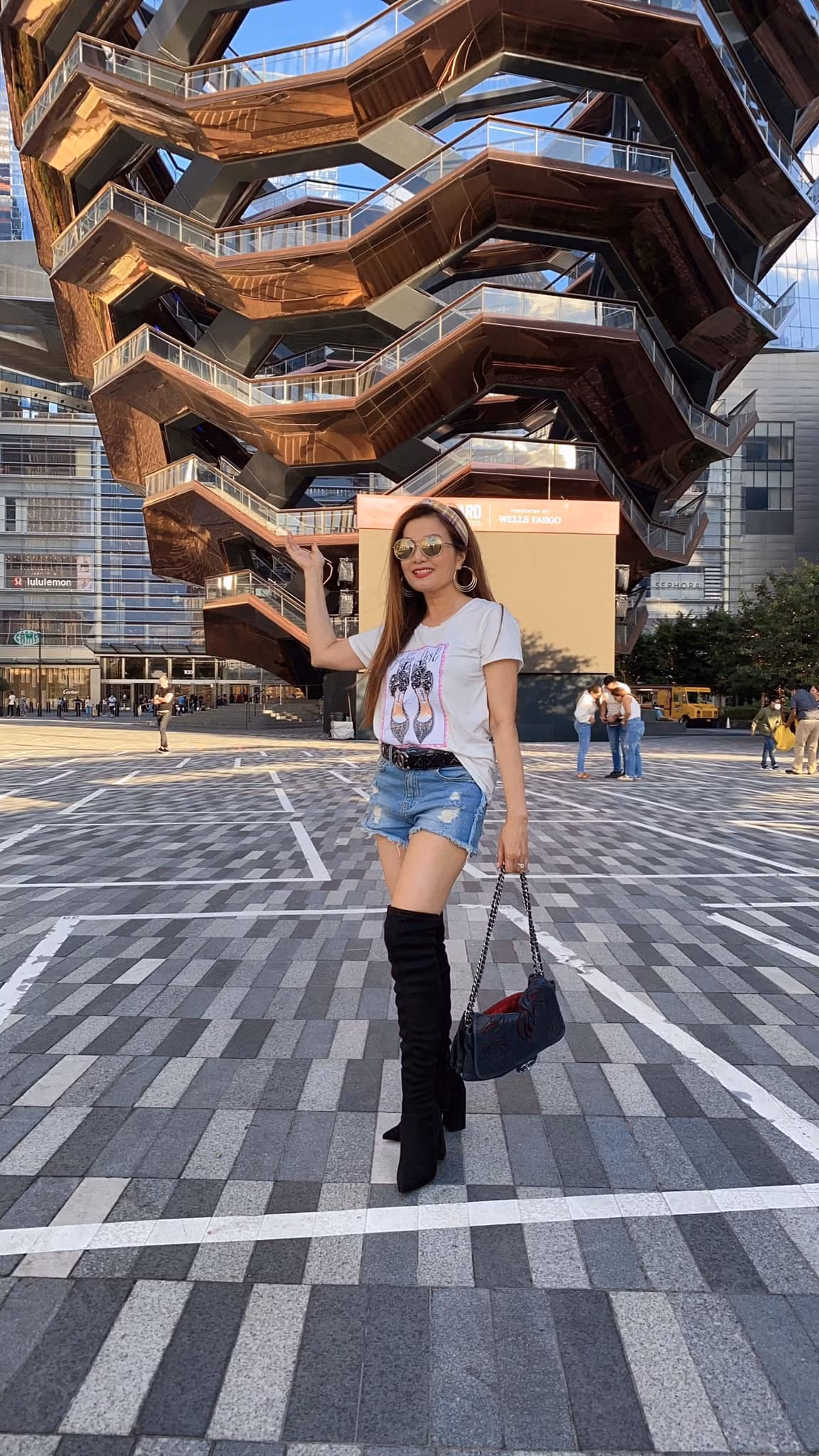 Hạ Vy dạo chơi New York.