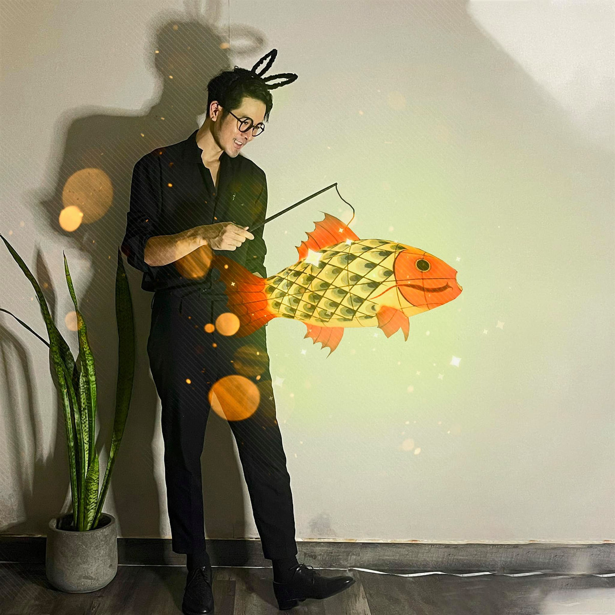 Dương Mạc Anh Quân rước đèn tại nhà.