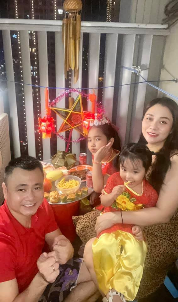Vợ NSND Tự Long đăng ảnh ấm áp cả gia đình và gửi lời chúc mọi người một tết Trung Thu vui vẻ và ấm áp.