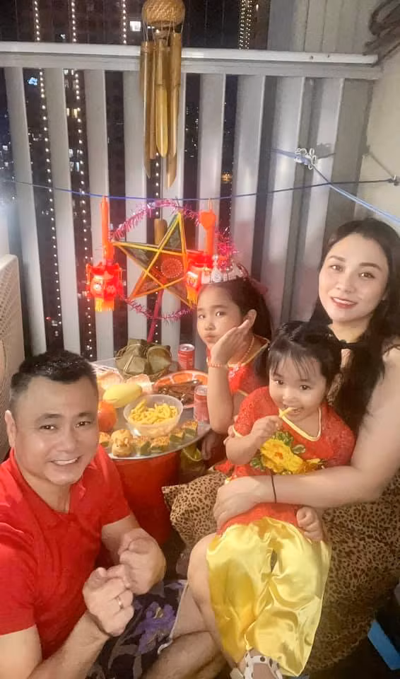 Vợ NSND Tự Long đăng ảnh ấm áp cả gia đình và gửi lời chúc mọi người một tết Trung Thu vui vẻ và ấm áp.