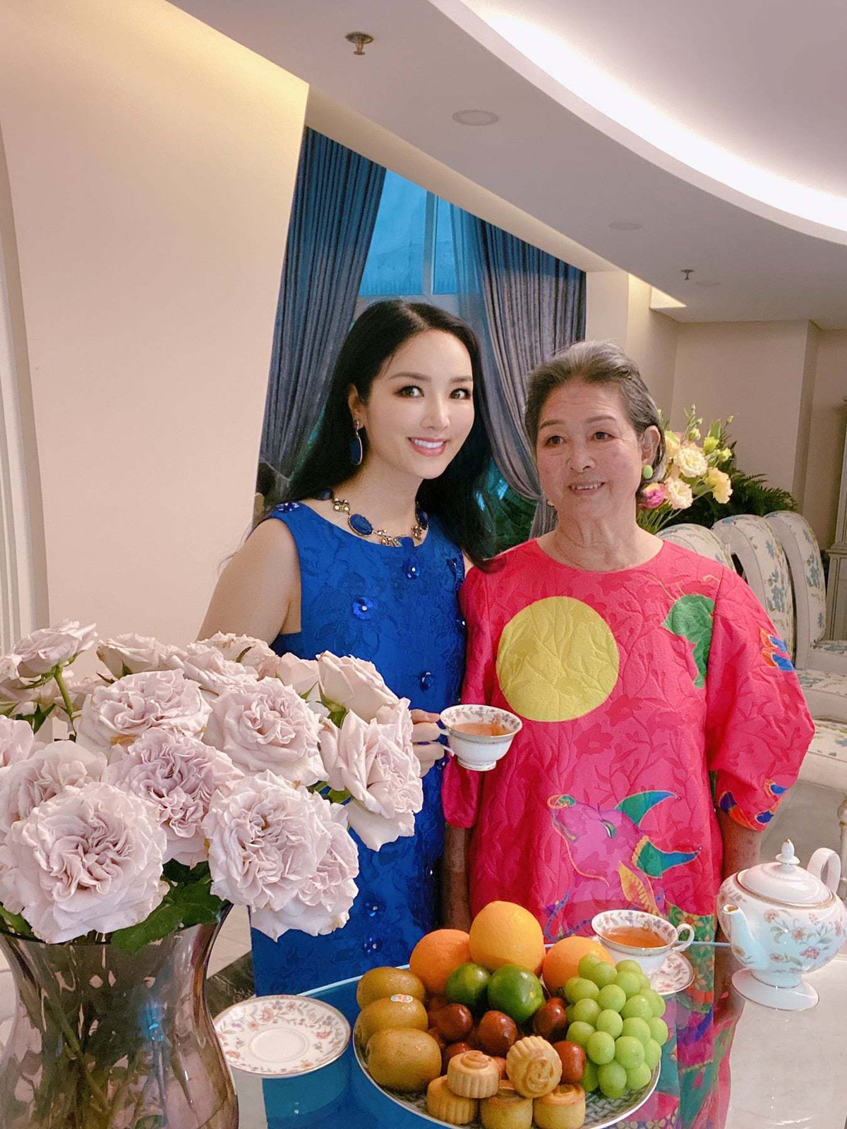 Giáng My cùng mẹ thưởng trà bánh đêm Trung thu.