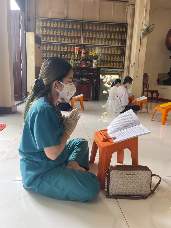 Bình Tinh ăn chay cầu nguyện cho mẹ - cố nghệ sĩ Bạch Mai.