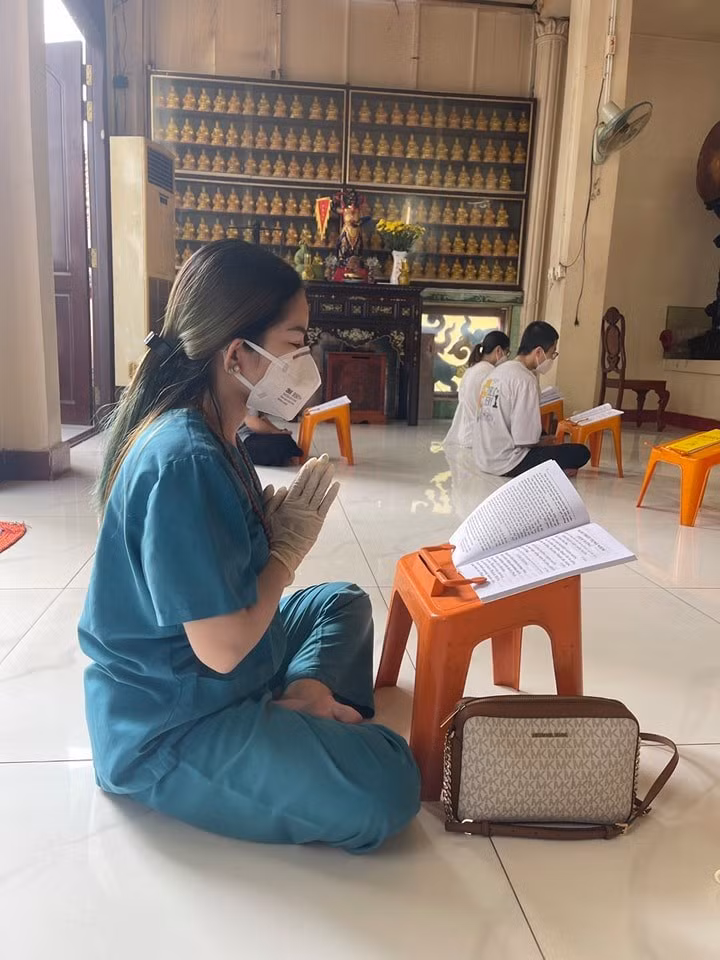 Bình Tinh ăn chay cầu nguyện cho mẹ - cố nghệ sĩ Bạch Mai.