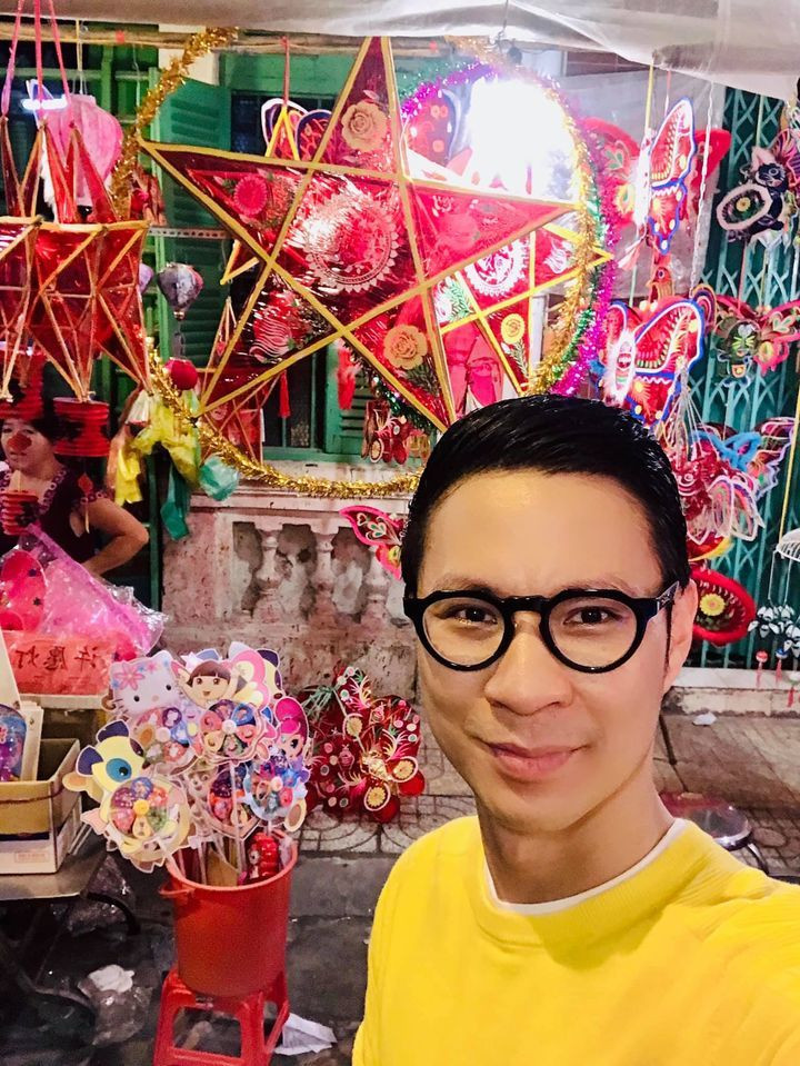 MC Anh Quân đầy tâm trạng khi ngắm phố lồng đèn.