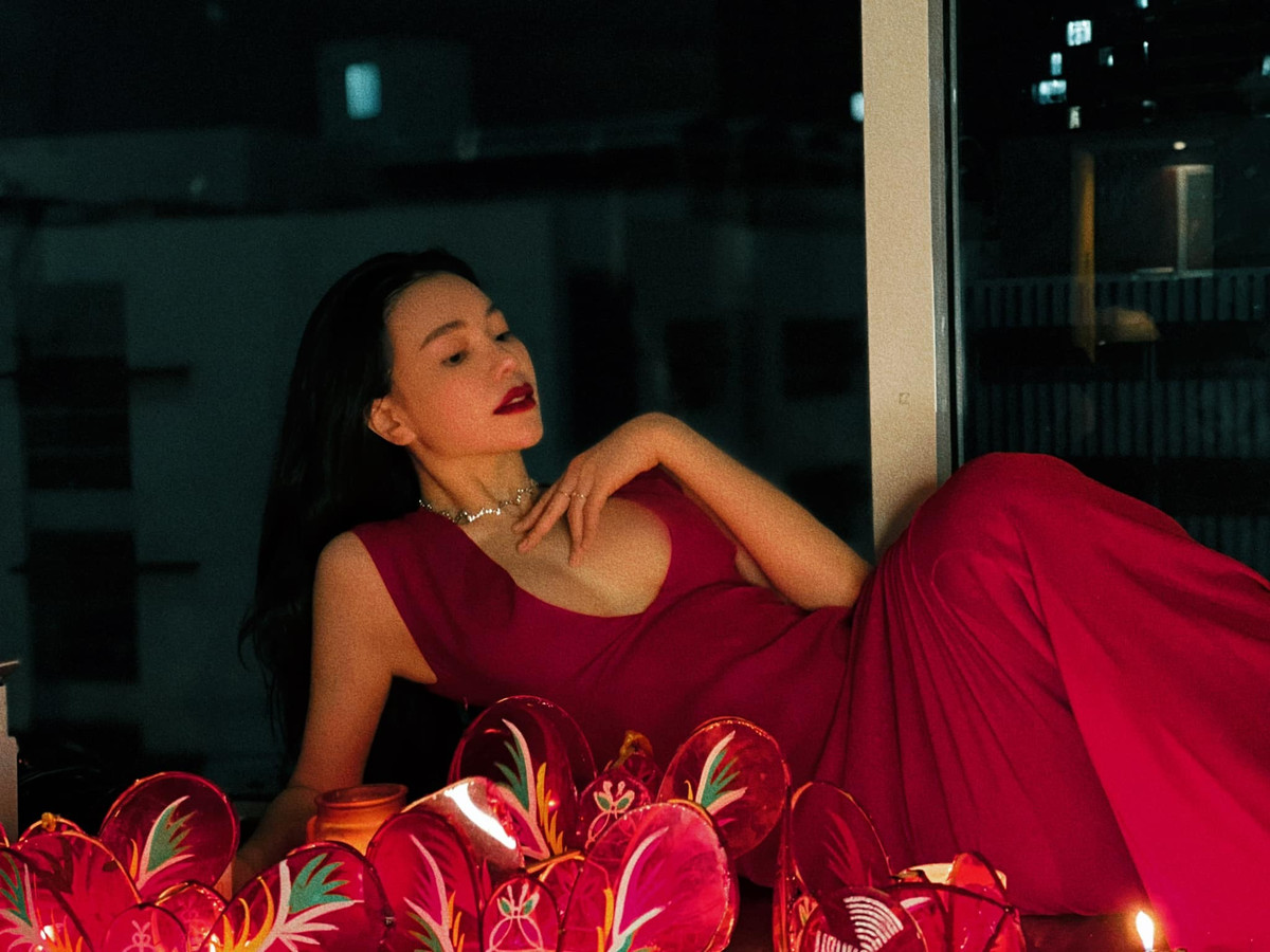 Trà Ngọc Hằng chụp gợi cảm với lồng đèn.