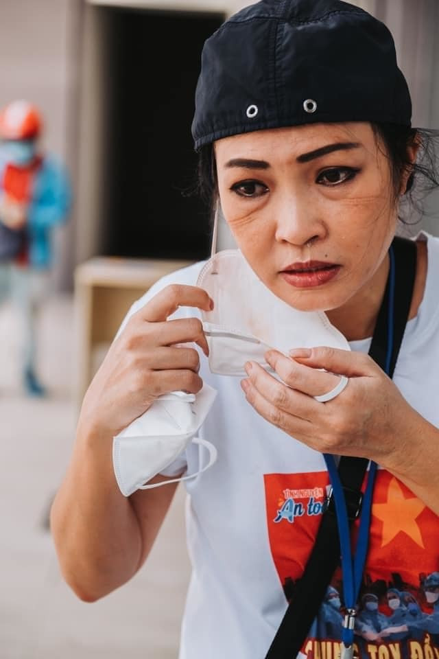 Khuôn mặt bơ phờ đầy tỳ vết của Phương Thanh sau 1 ngày làm tình nguyện viên.