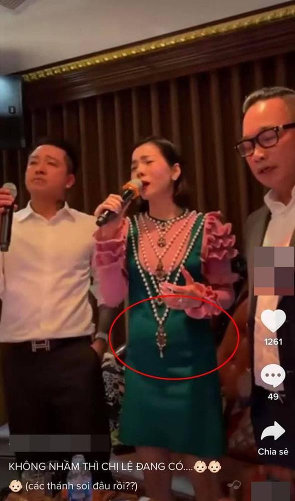 Đây không phải lần đầu giọng ca "Tình lỡ" bị nghi có tin vui với Lâm Bảo Châu bởi cả 2 đã ở chung nhà suốt một thời gian dài và không ít lần nữ ca sĩ để lộ vòng 2 to tướng.