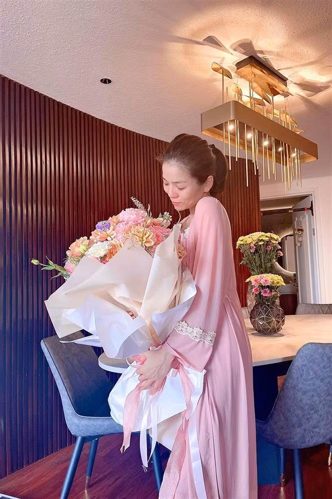 Chẳng trách nữ ca sĩ thích đến mức khoe luôn quà kỷ niệm lên trang cá nhân dù đang mặc đồ ngủ.