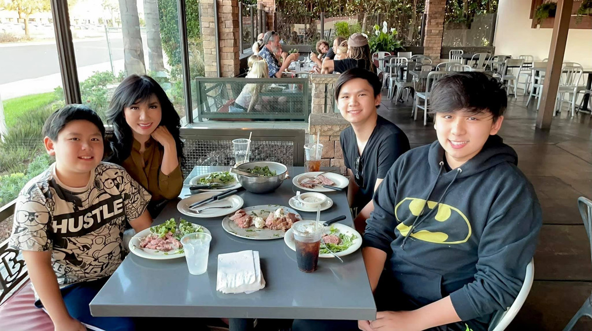 Vợ cũ Bằng Kiều cùng các con ăn mừng ngày cậu cả Beckham được mẹ mua tặng ô tô.