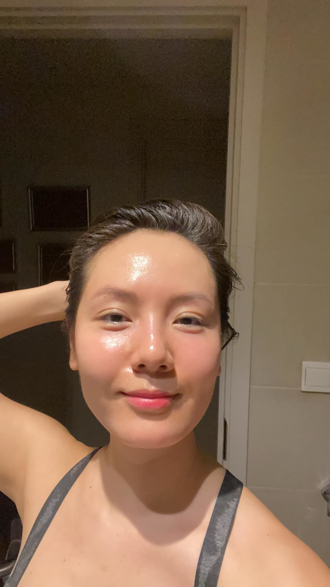 Phương Linh mặt mộc mướt mồ hôi tập thể dục.