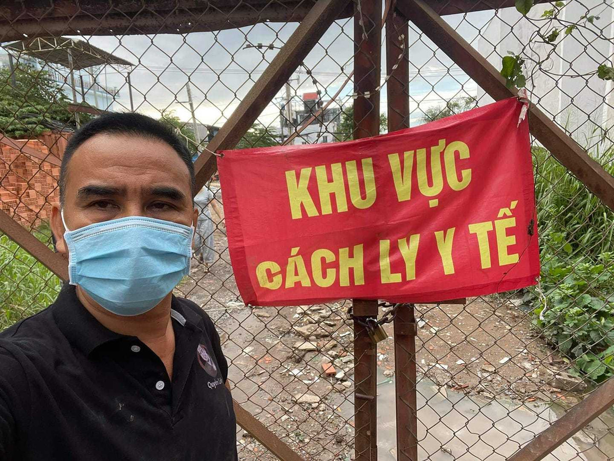 Quyền Linh miệt mài tiếp tế lương thực cho người dân.