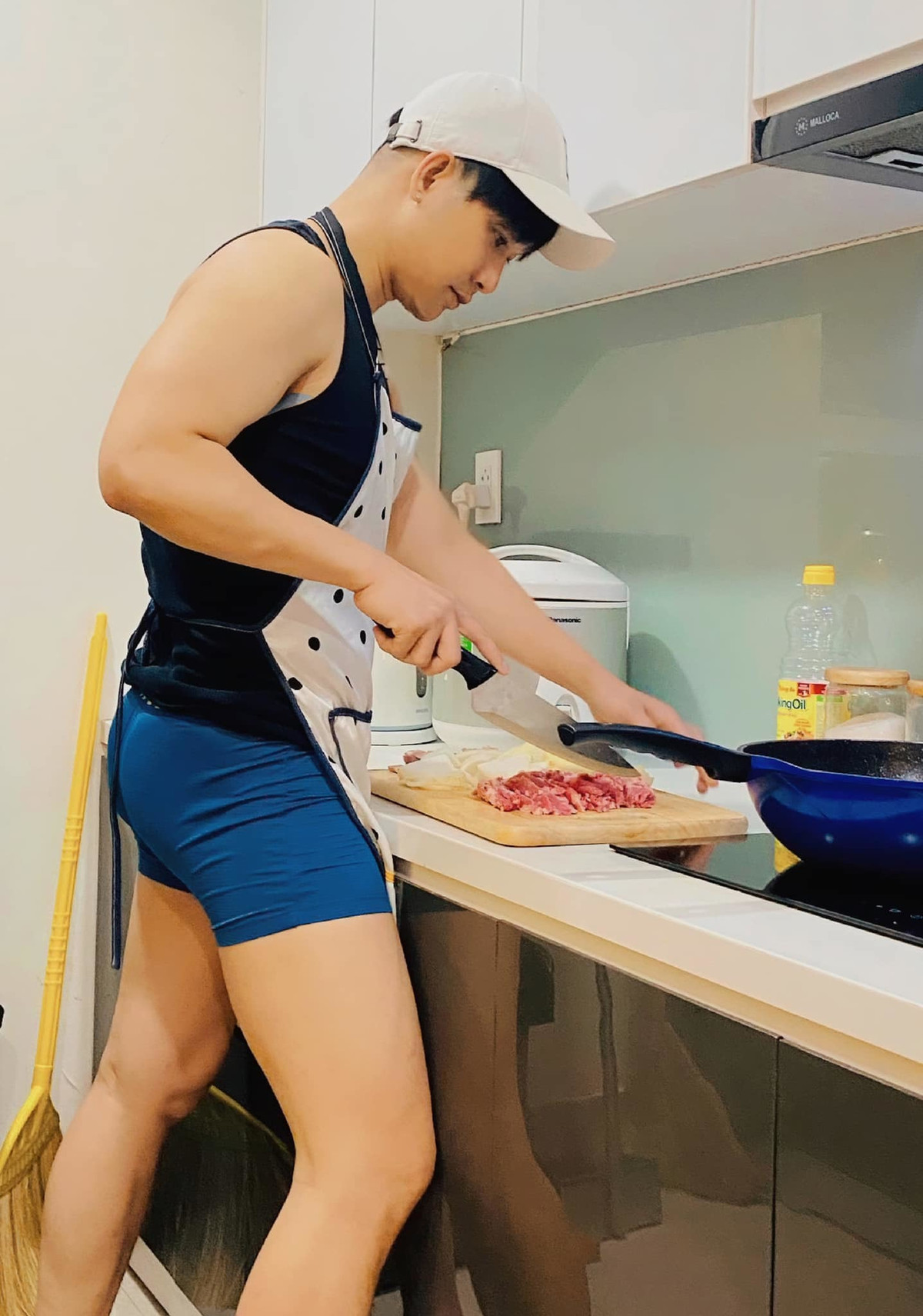 Quách Tuấn Du tự nấu nướng mùa dịch.