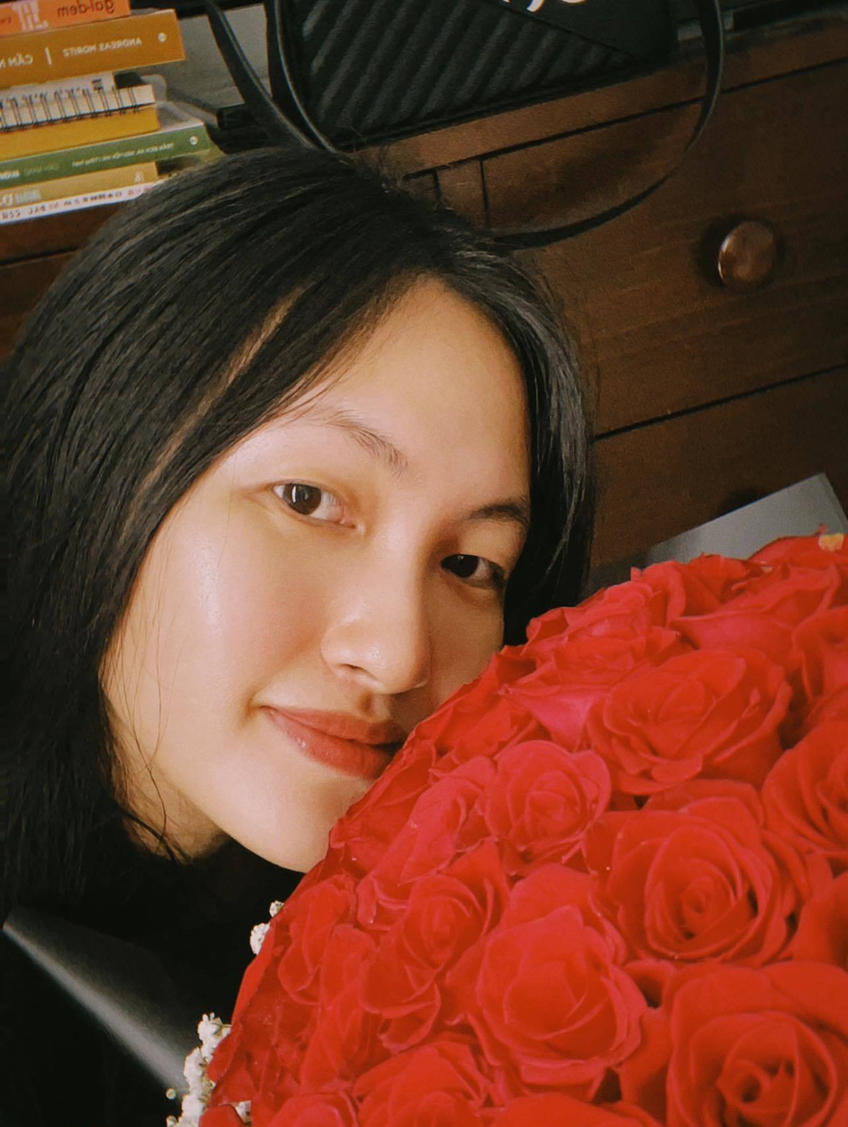 Nguyên Hà khoe bó hoa đẹp từ người bí mật.