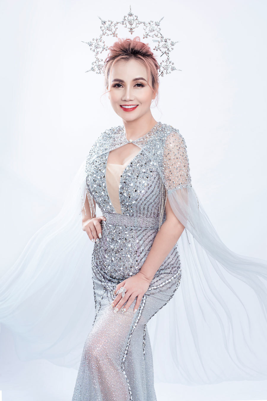 Dien vien Hoang Yen hen ho ban trai kem 16 tuoi sau ly hon-Hinh-2