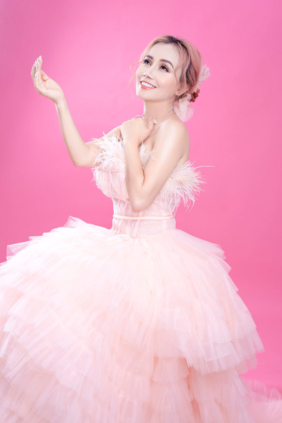 Dien vien Hoang Yen hen ho ban trai kem 16 tuoi sau ly hon-Hinh-5