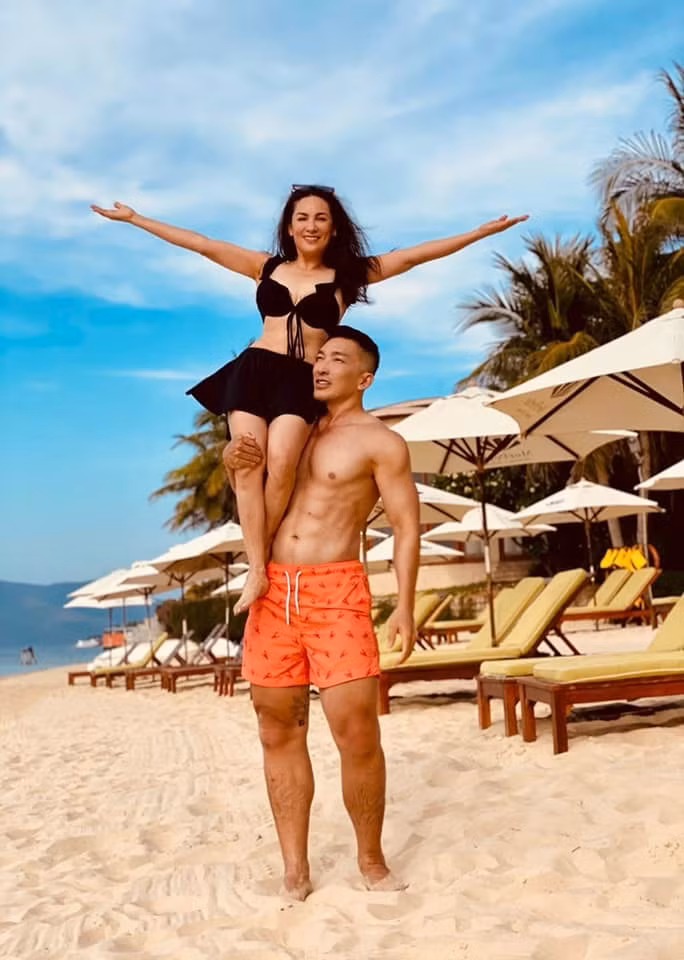 Ca sĩ Phi Nhung thỏa sức chơi cùng bạn thân là make up Nhật Bình.