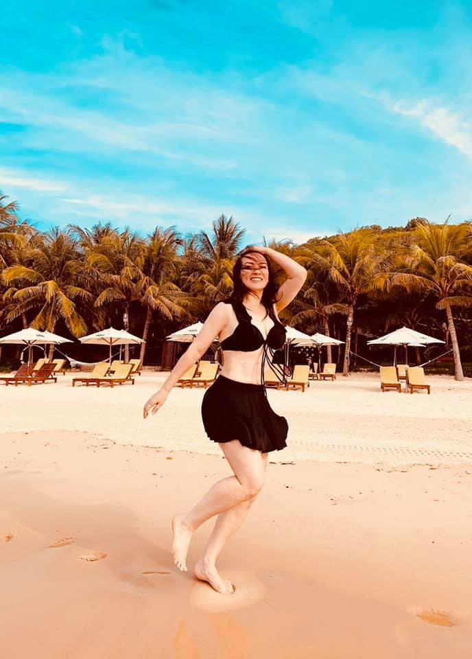 Tuổi U50, Phi Nhung vẫn tự tin diện bikini.