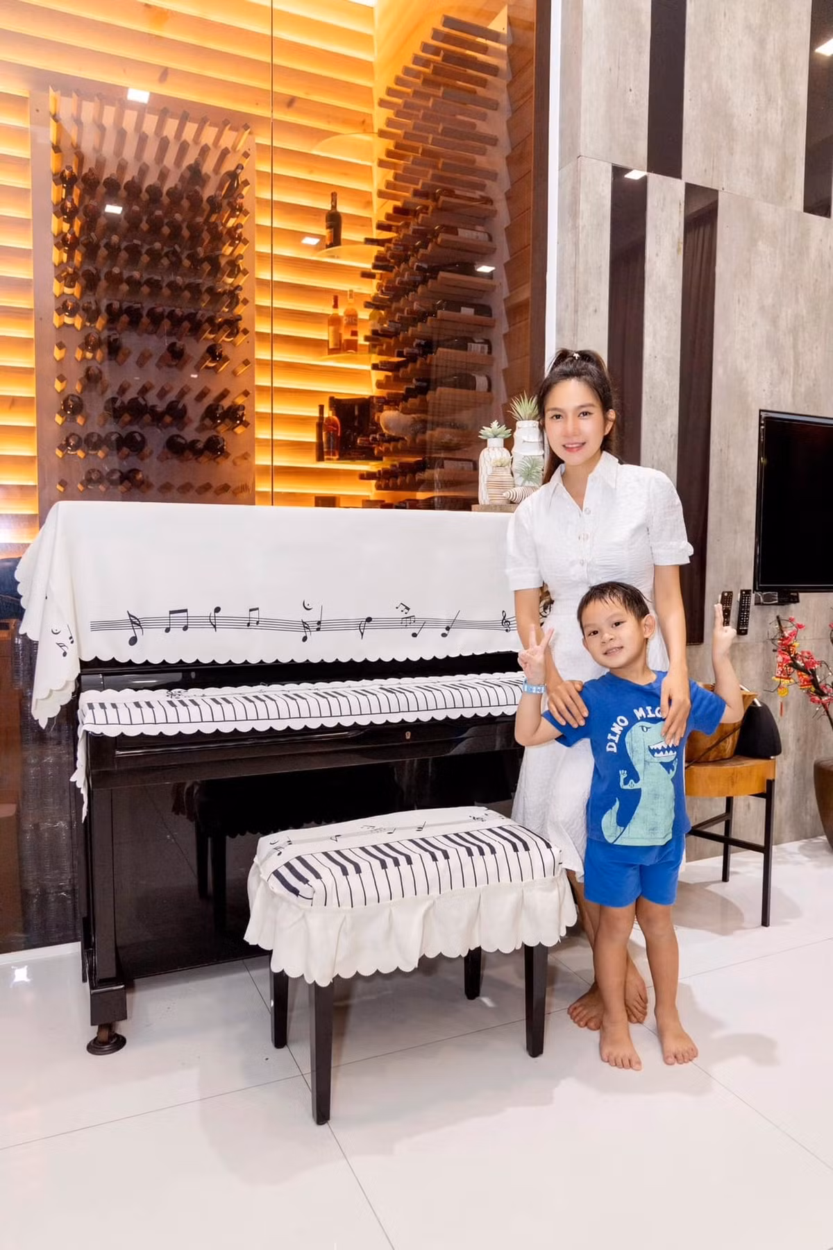 Minh Hà mua đàn piano cho các con học nhạc.