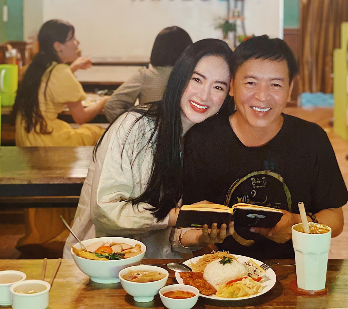 Angela Phương Trinh ôm chặt lấy cha.