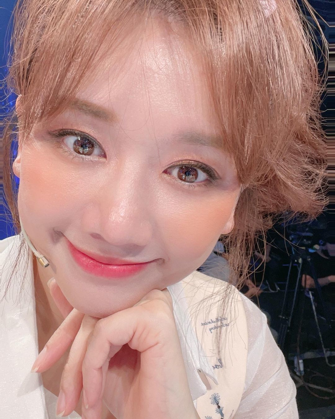 Hari Won chụp cận khoe nét trẻ trung tuổi 36.