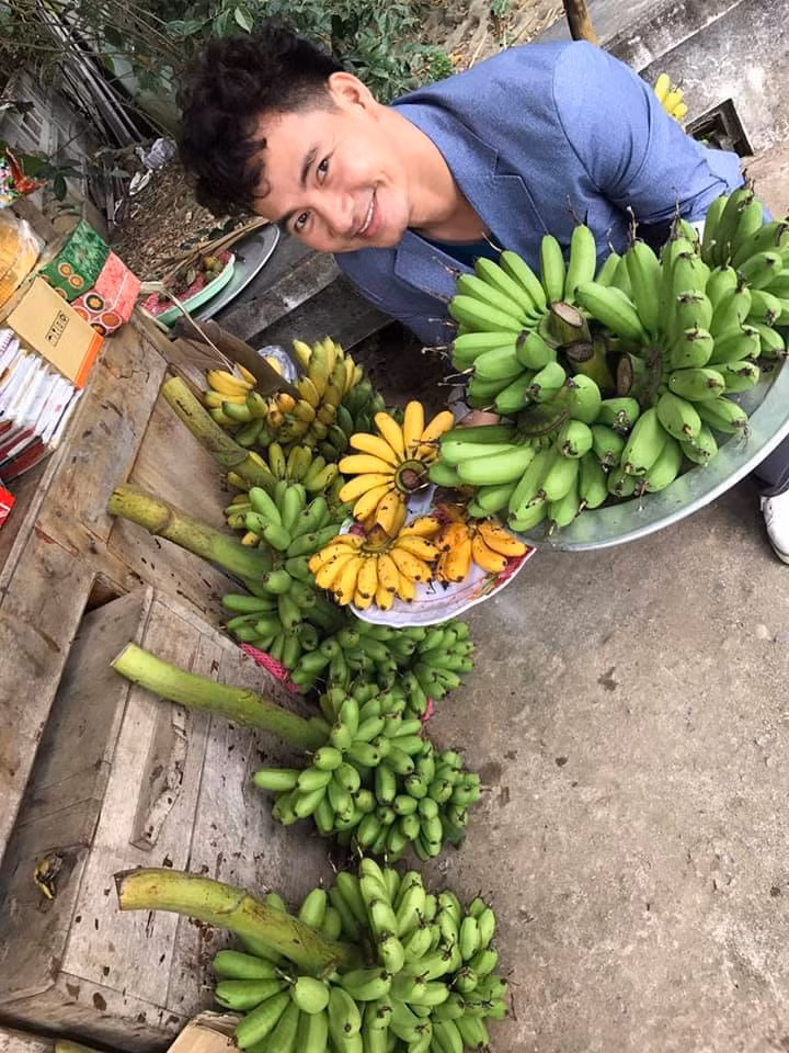 Xuân Bắc làm thơ bán chuối: "Có một người mùa này đi bán chuối / Chả diễn được đâu vì Covid hoành hành / Thôi thì mình cố kiếm thêm thu nhập / Cho các con ổn định học online".