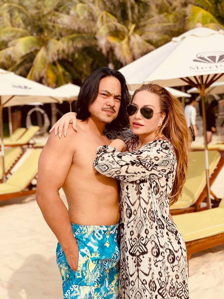 Ca si Phi Nhung tu tin mac bikini o tuoi U50