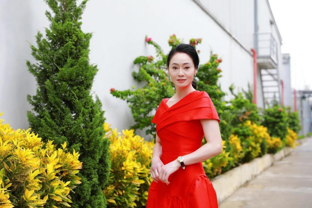 Dù việc thi thố chỉ là "một cú lừa" nhưng rõ ràng khi đứng cùng những quý bà khác, Bà Xuân trông trẻ trung và thanh mảnh hơn rất nhiều. Hình ảnh được cho là bà Xuân khi đi thi "Hương sắc thời gian" cũng "ra gì và này nọ" lắm chứ!